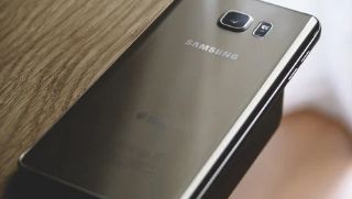 a samsung smartphone that can pair two bluetooth speakers with samsung dual audio